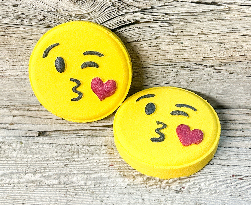 Kissy Face Foaming Bath Bomb
