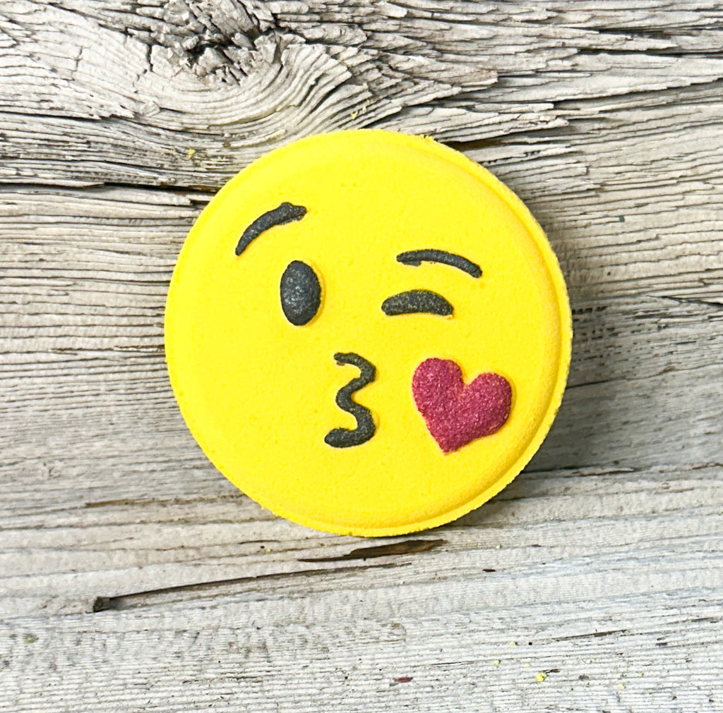 Kissy Face Foaming Bath Bomb