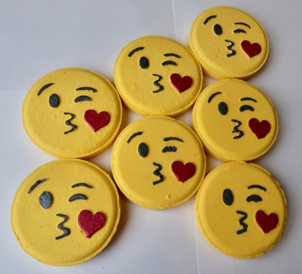 Kissy Face Foaming Bath Bomb